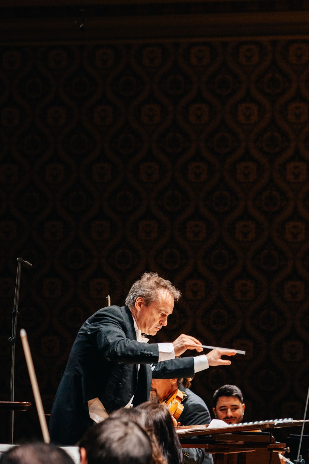 Jonathan Nott conducts the Prague Radio Symphony Orchestra © Matěj Komár