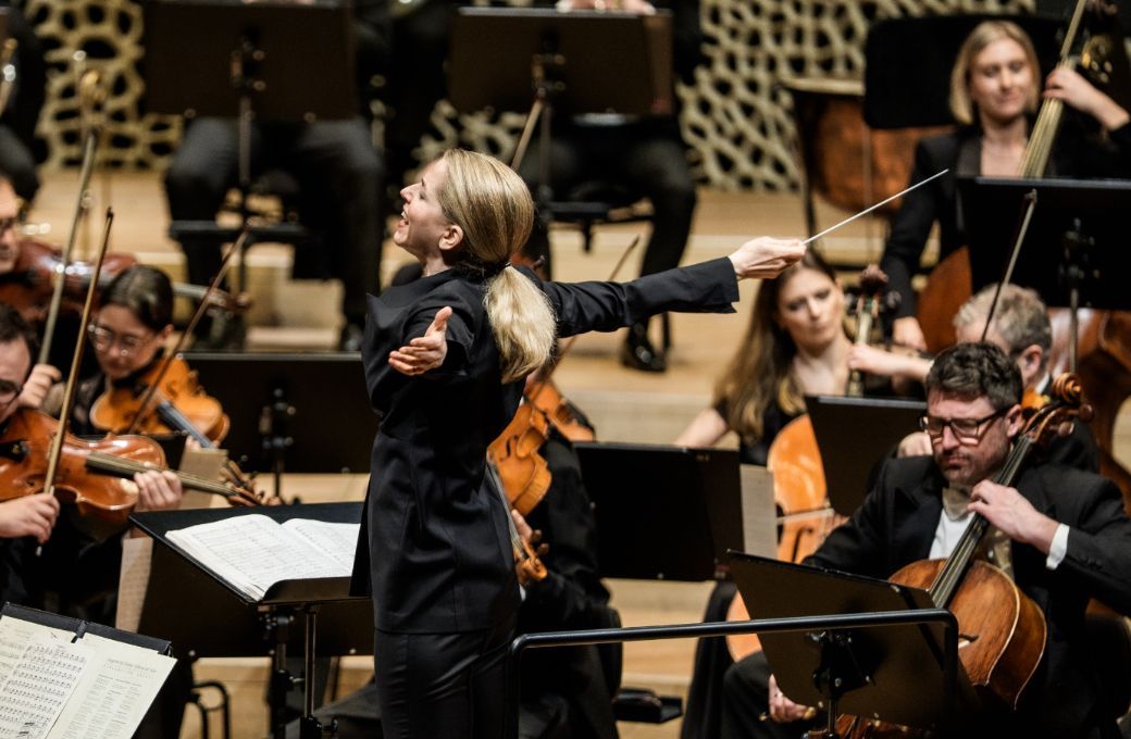 Karina Canellakis conducts the London Philharmonic Orchestra at the Elbphilharmonie &copy; Sebastian Madej