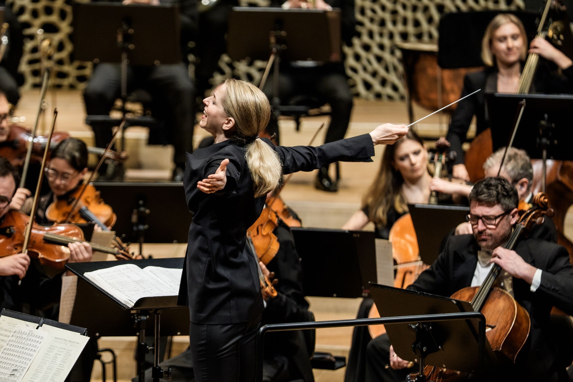 Karina Canellakis conducts the London Philharmonic Orchestra at the Elbphilharmonie &copy; Sebastian Madej