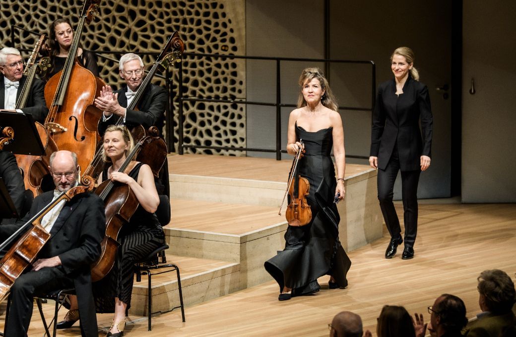 Anne-Sophie Mutter, Karina Canellakis and the London Philharmonic Orchestra &copy; Sebastian Madej