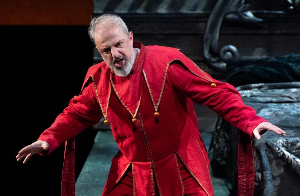 Vladimir Stoyanov (Rigoletto) &copy; Rikimaru Hotta | New National Theatre, Tokyo