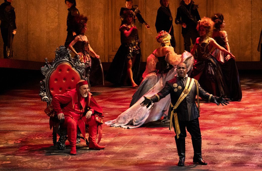 Vladimir Stoyanov (Rigoletto) and Lawrence Brownlee (Duke of Mantua) &copy; Rikimaru Hotta | New National Theatre, Tokyo