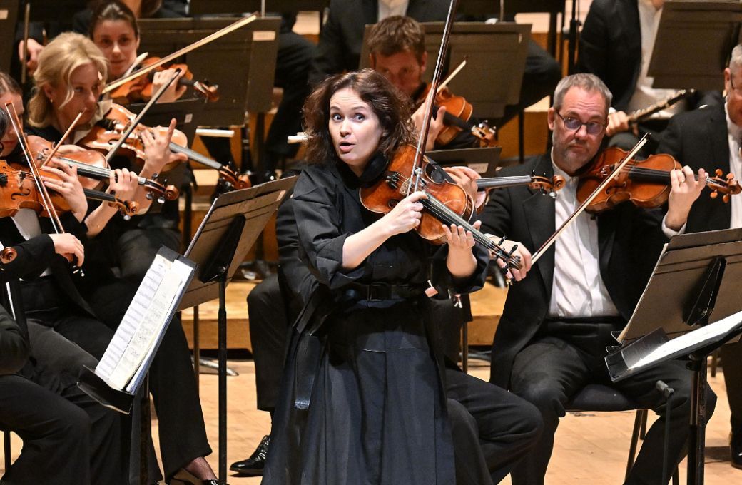 Patricia Kopatchinskaja and the London Symphony Orchestra &copy; LSO | Mark Allan