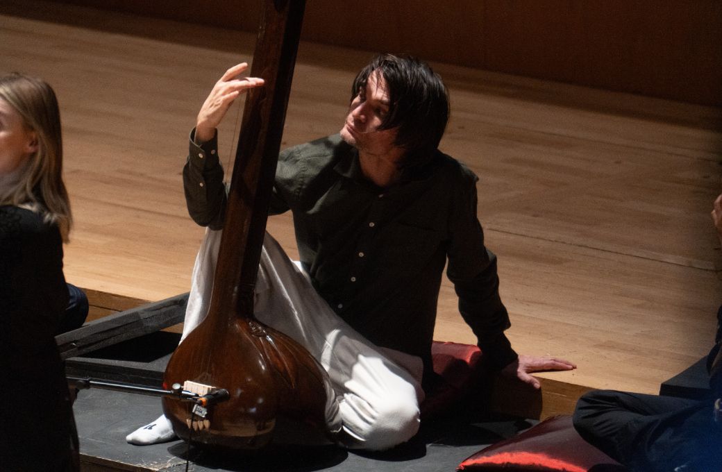 Jonny Greenwood plays tanpura &copy; Sharyn Bellemakers | The Hall&eacute;
