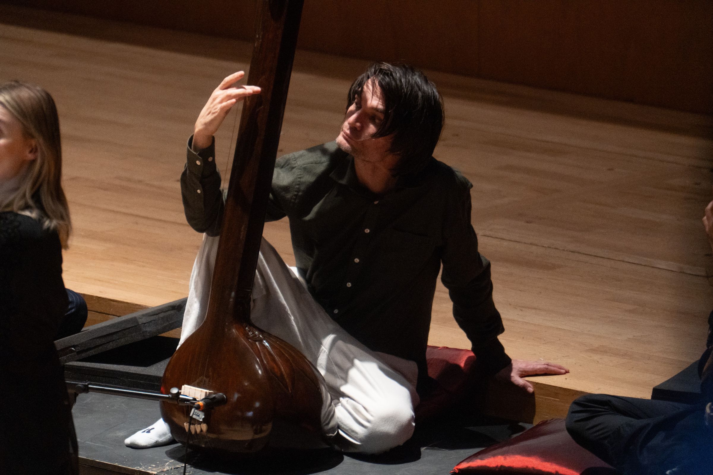 Jonny Greenwood plays tanpura &copy; Sharyn Bellemakers | The Hallé