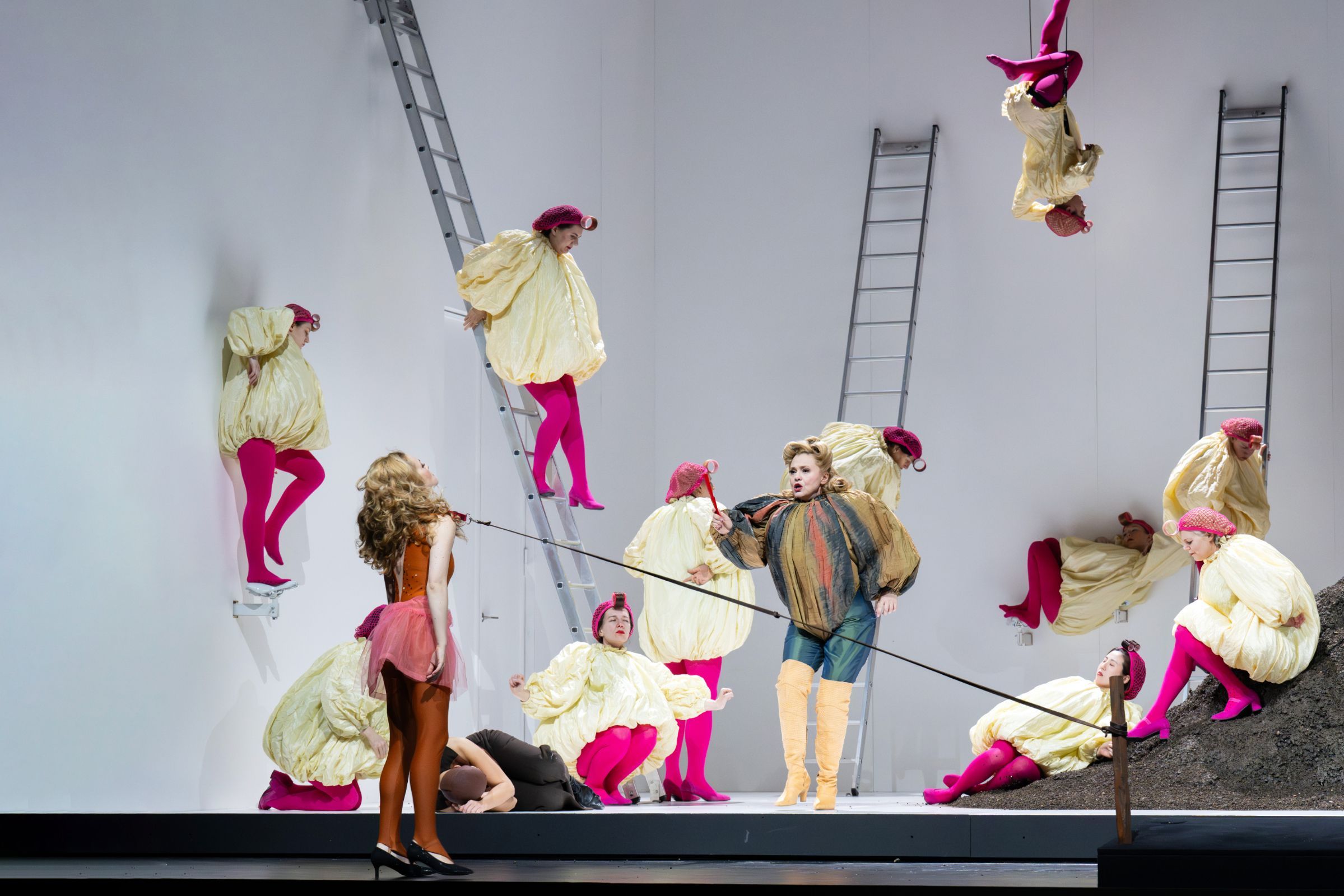 Vera-Lotte Boecker (Vixen) and Anna Samuil (Rooster) &copy; Monika Rittershaus