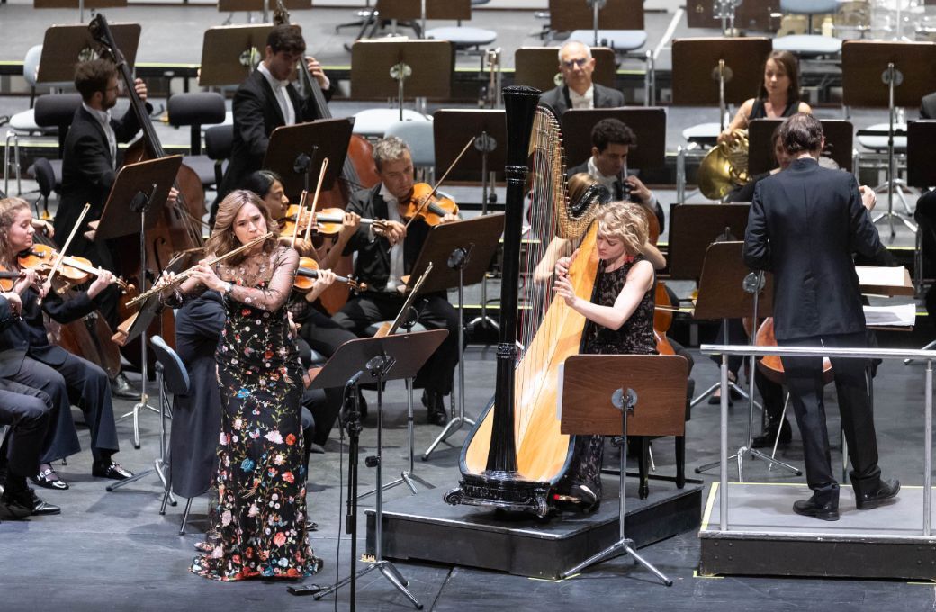 Clara Andrada (flauta) y Magdalena Hoffmann (arpa), junto a la OST © Miguel Barreto | Orquesta Sinfónica de Tenerife