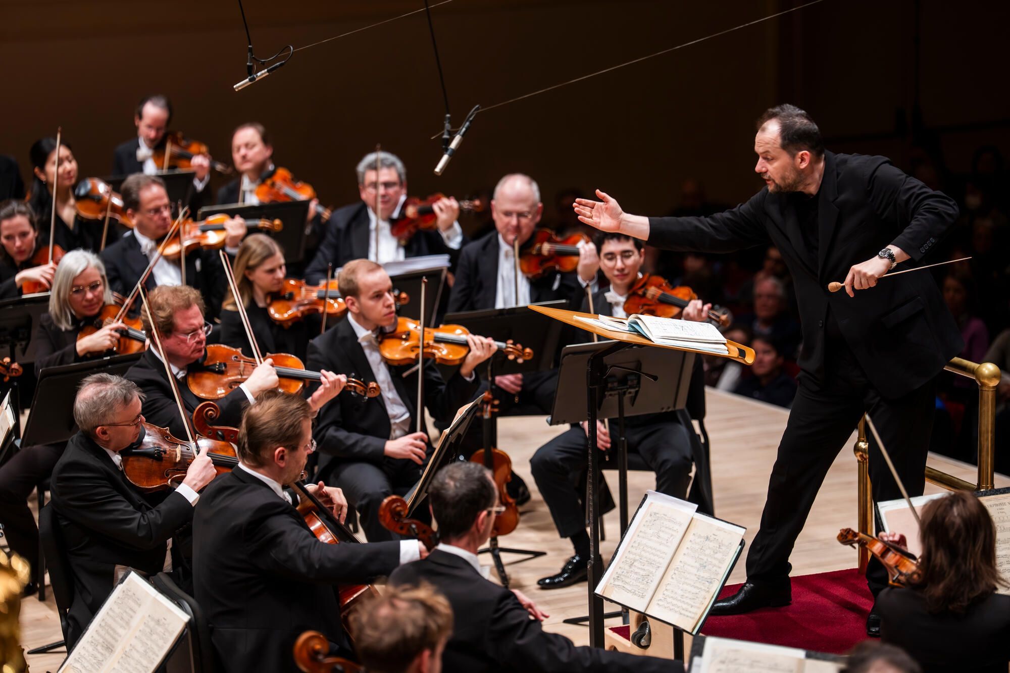 Andris Nelsons conducts the Vienna Philharmonic © Chris Lee