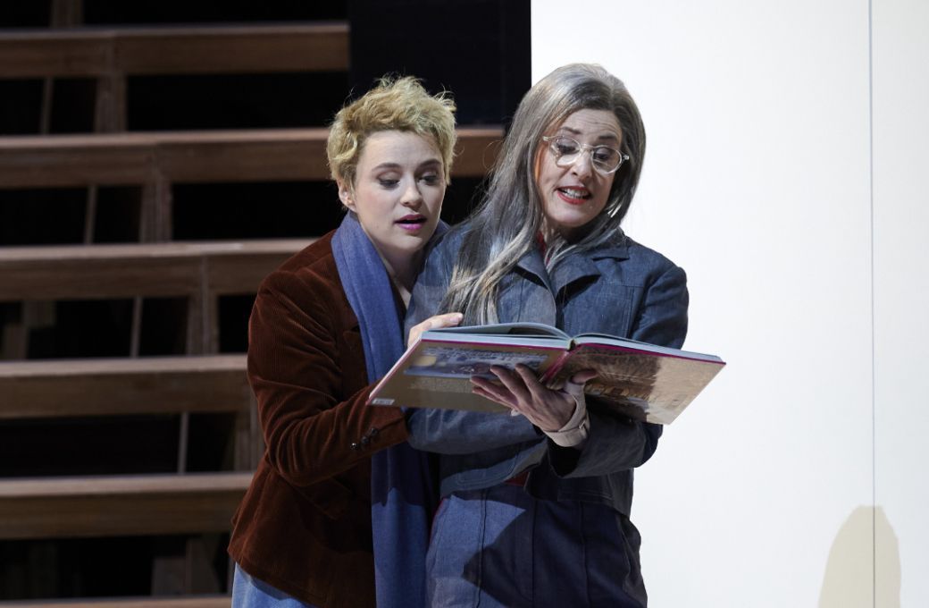 Esther Dierkes (Eva) und Maria Theresa Ullrich (Magdalena) &copy; Matthias Baus