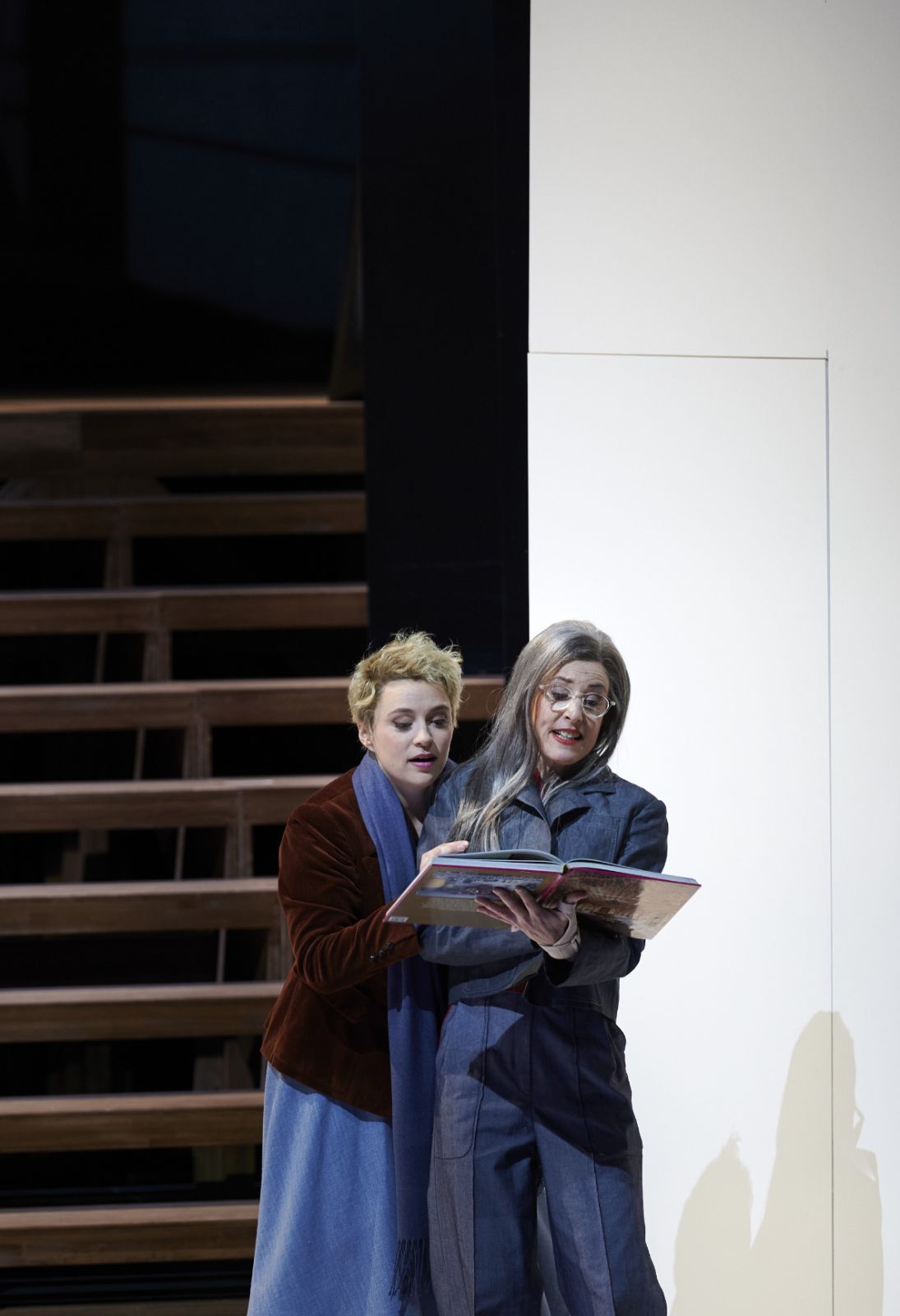Esther Dierkes (Eva) und Maria Theresa Ullrich (Magdalena) &copy; Matthias Baus