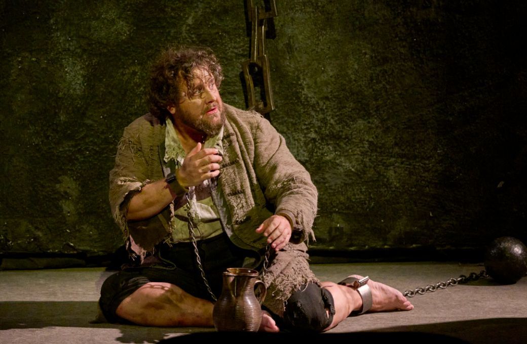 Michael Spyres as Florestan in Otto Schenk's <i>Fidelio</i> production at the Wiener Staatsoper © Michael Pöhn | Wiener Staatsoper