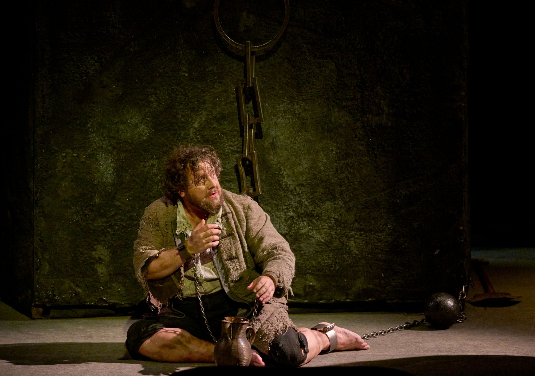 Michael Spyres as Florestan in Otto Schenk's <i>Fidelio</i> production at the Wiener Staatsoper © Michael Pöhn | Wiener Staatsoper