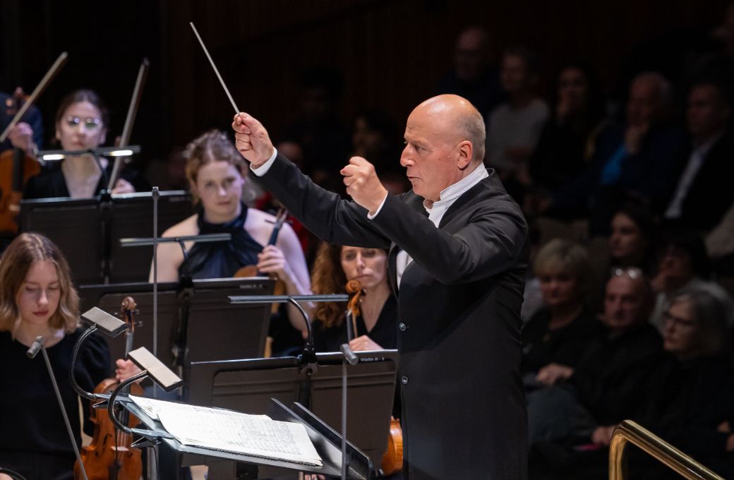 Paavo Järvi conducts the London Philharmonic Orchestra © Marc Gasgoigne