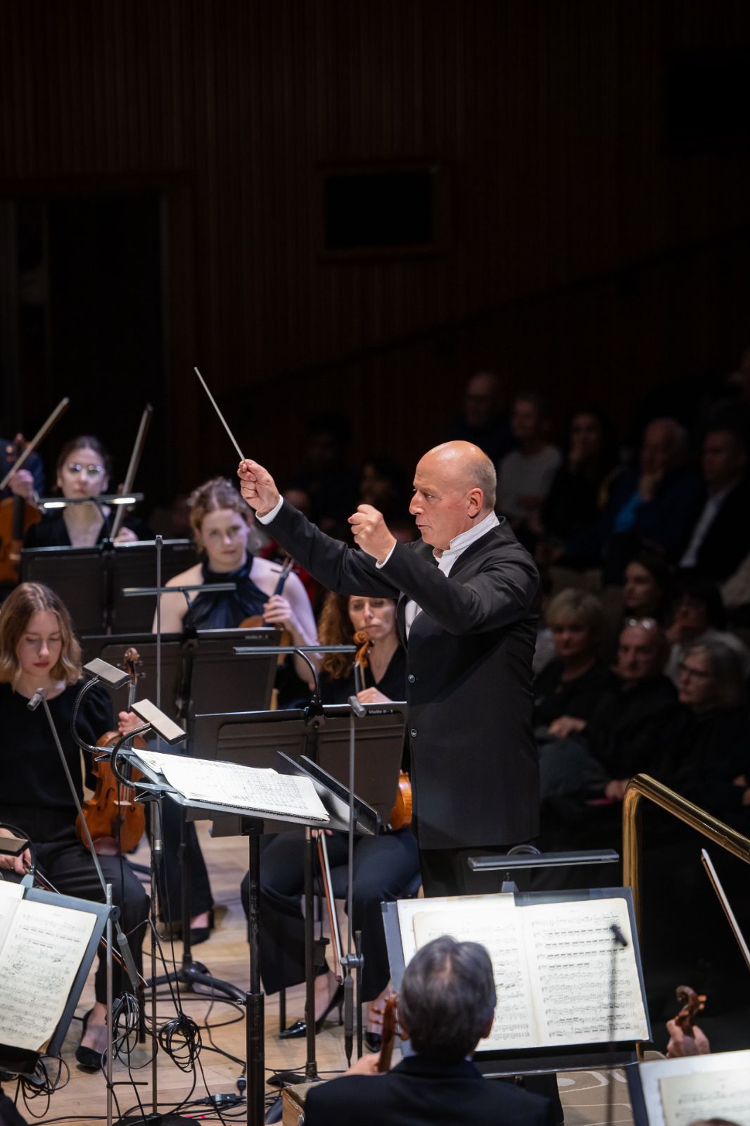Paavo Järvi conducts the London Philharmonic Orchestra &copy; Marc Gasgoigne