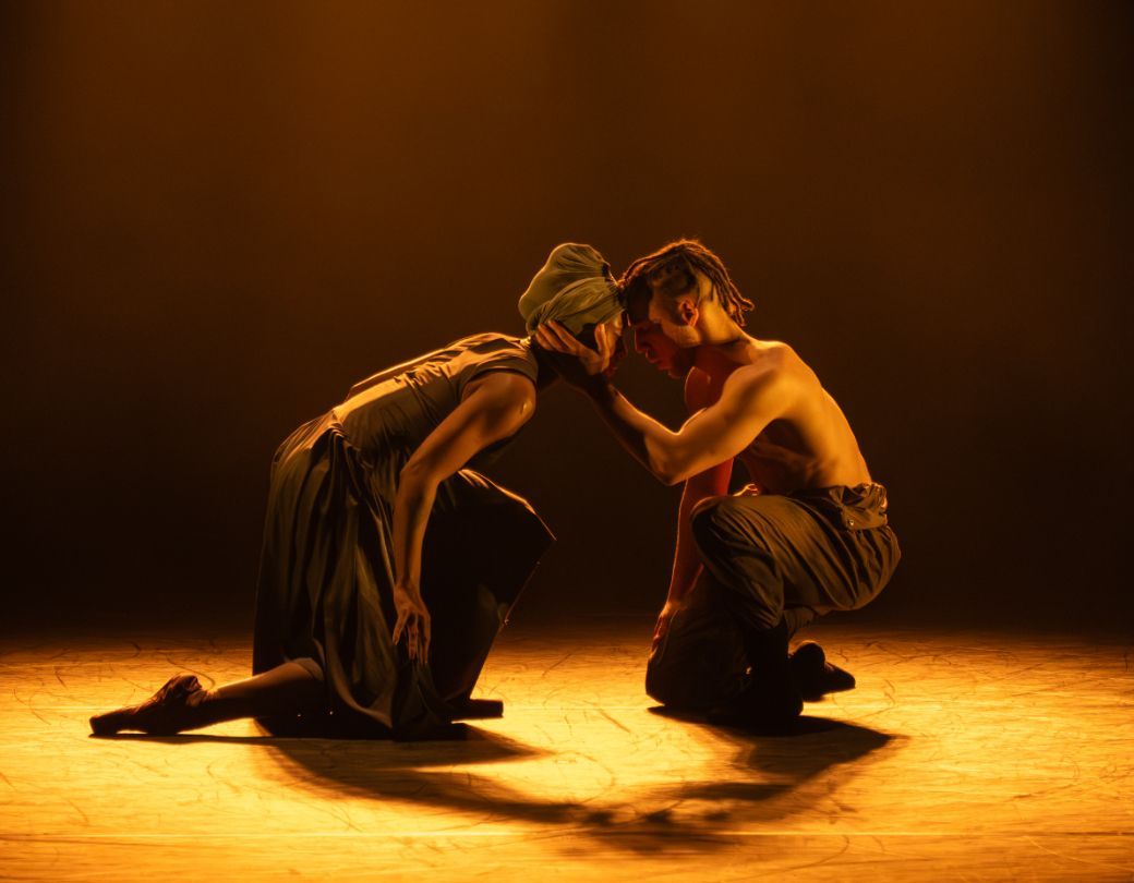 Isabela Coracy and Ebony Thomas in Mthuthuzeli November&rsquo;s <i>Ingoma</i> &copy; Photography by ASH