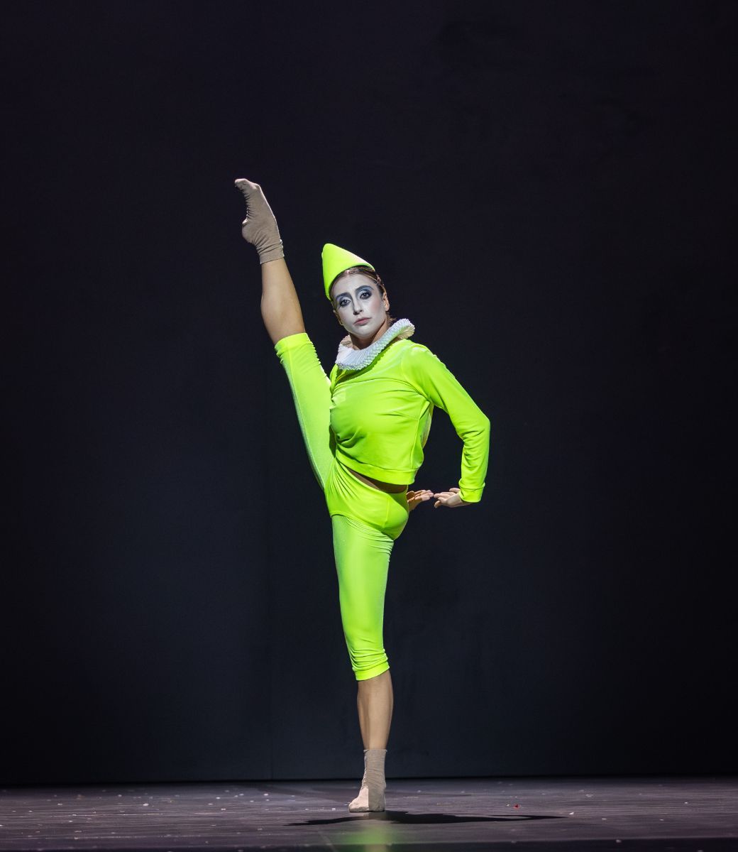 Kayla-Maree Tarantolo as the Jester in Scottish Ballet's <i>Mary, Queen of Scots</i> &copy; Andy Ross