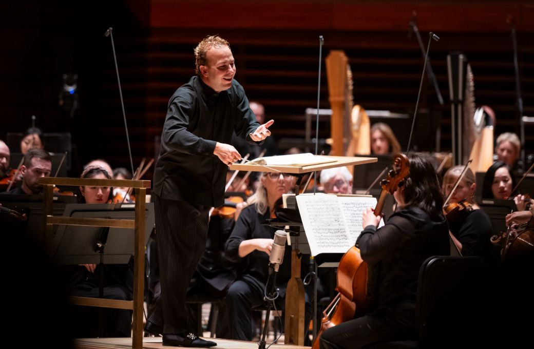 Yannick N&eacute;zet-S&eacute;guin conducts the Philadelphia Orchestra &copy; Allie Ippolito