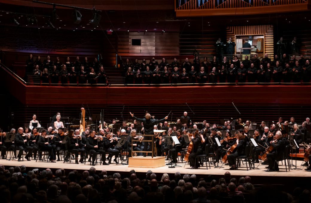 Yannick N&eacute;zet-S&eacute;guin conducts the Philadelphia Orchestra and Philadelphia Symphonic Choir &copy; Allie Ippolito