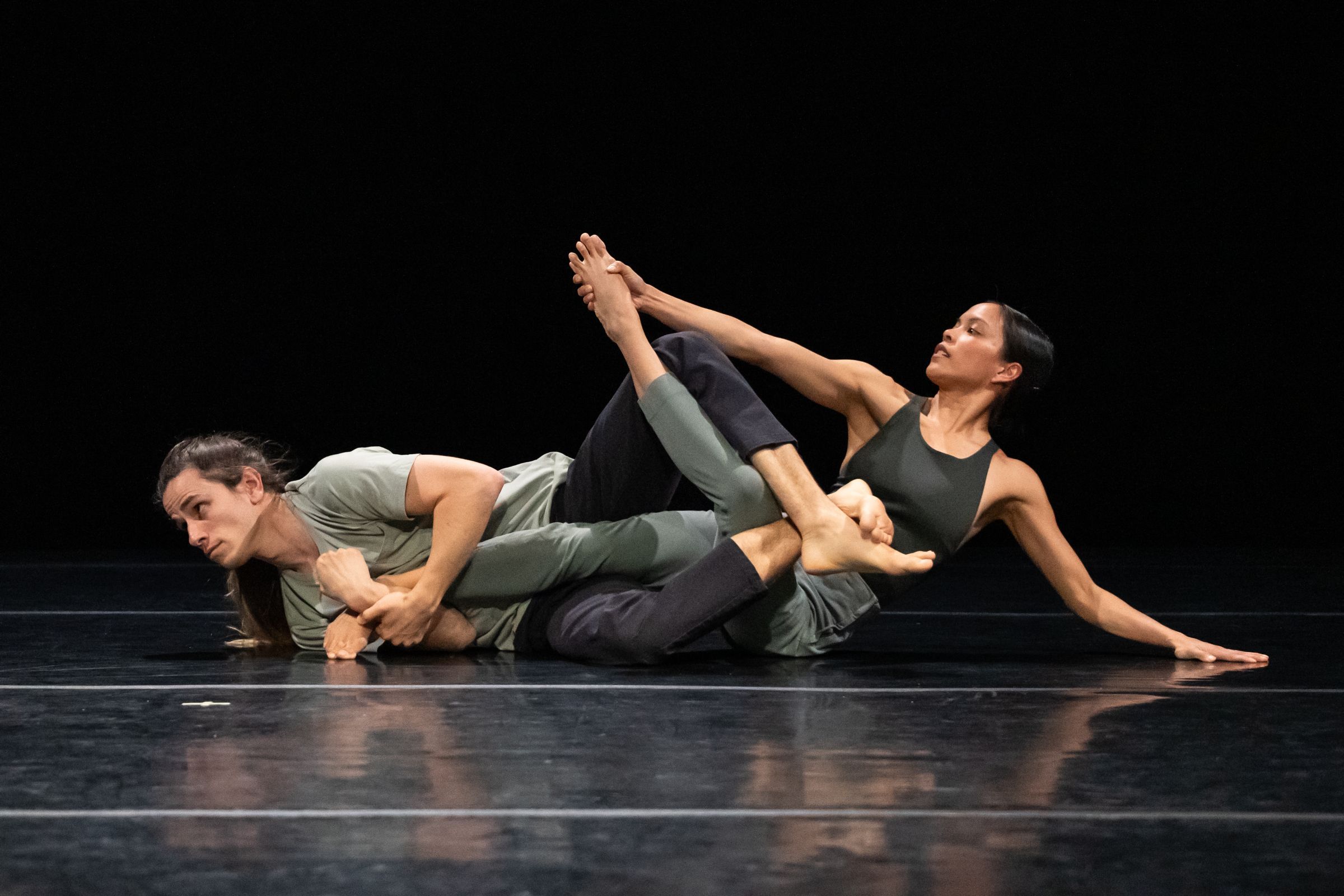 Stephanie Amurao and Nans Pierson in <i>The Waves</i> by Noé Soulier &copy; Steven Pisano
