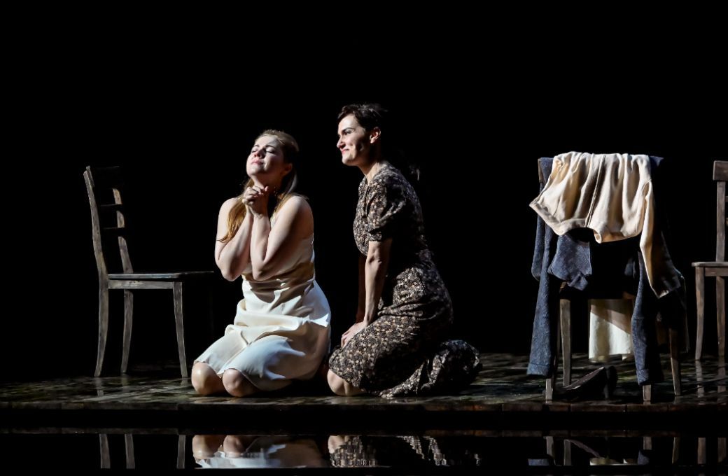 Kateřina Kněž&iacute;kov&aacute; (K&aacute;tya) and V&aacute;clava Krejč&iacute; Houskov&aacute; (Varvara) &copy; Marek Olbrzymek