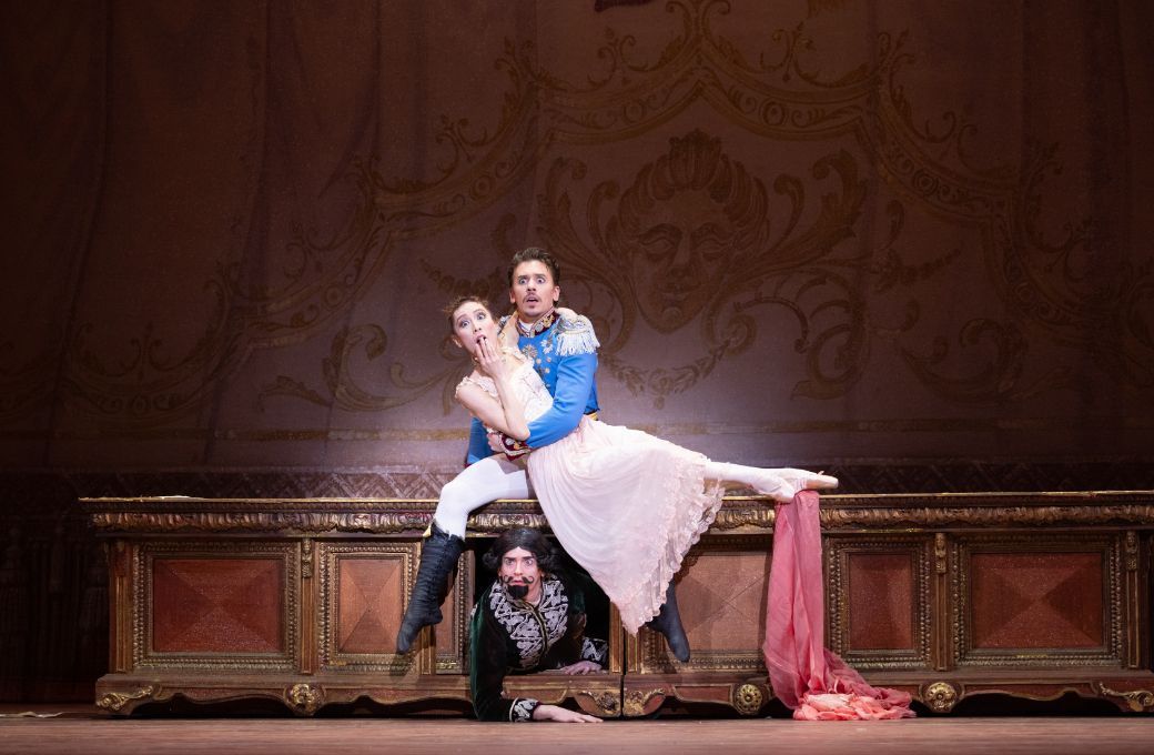 Yuka Iseda, Ashton Roxander and Russell Ducker in Ronald Hynd's <i>The Merry Widow</i> &copy; Alexander Iziliaev