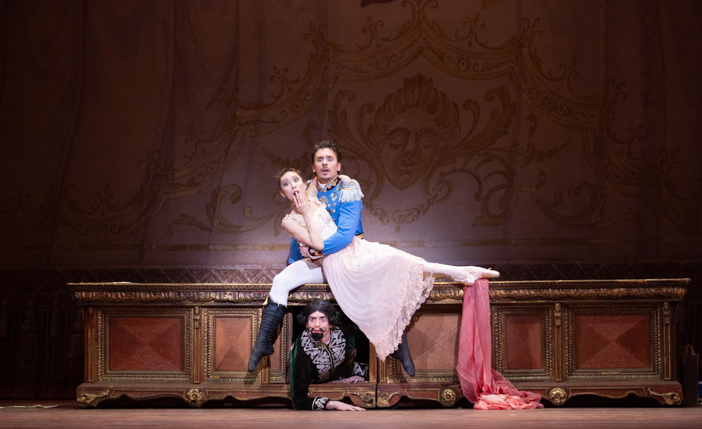 Yuka Iseda, Ashton Roxander and Russell Ducker in Ronald Hynd's <i>The Merry Widow</i> &copy; Alexander Iziliaev