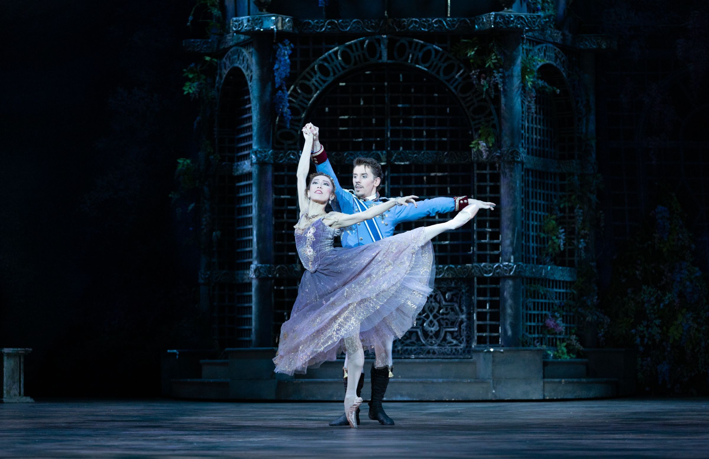 Yuka Iseda and Ashton Roxander in Ronald Hynd's <i>The Merry Widow</i> &copy; Alexander Iziliaev