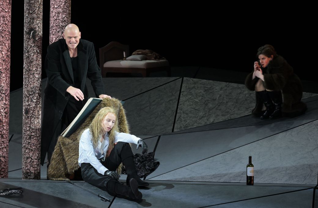 Bo Skovhus (The Protector), Iurii Iushkevich (The Boy) und Elizabeth Reiter (Agnès) © Barbara Aumüller
