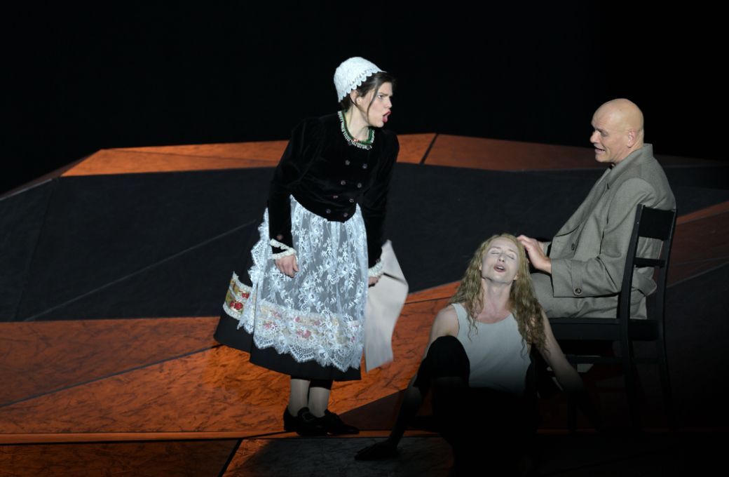 Elizabeth Reiter (Agnès), Iurii Iushkevich (The Boy) und Bo Skovhus (The Protector) © Barbara Aumüller