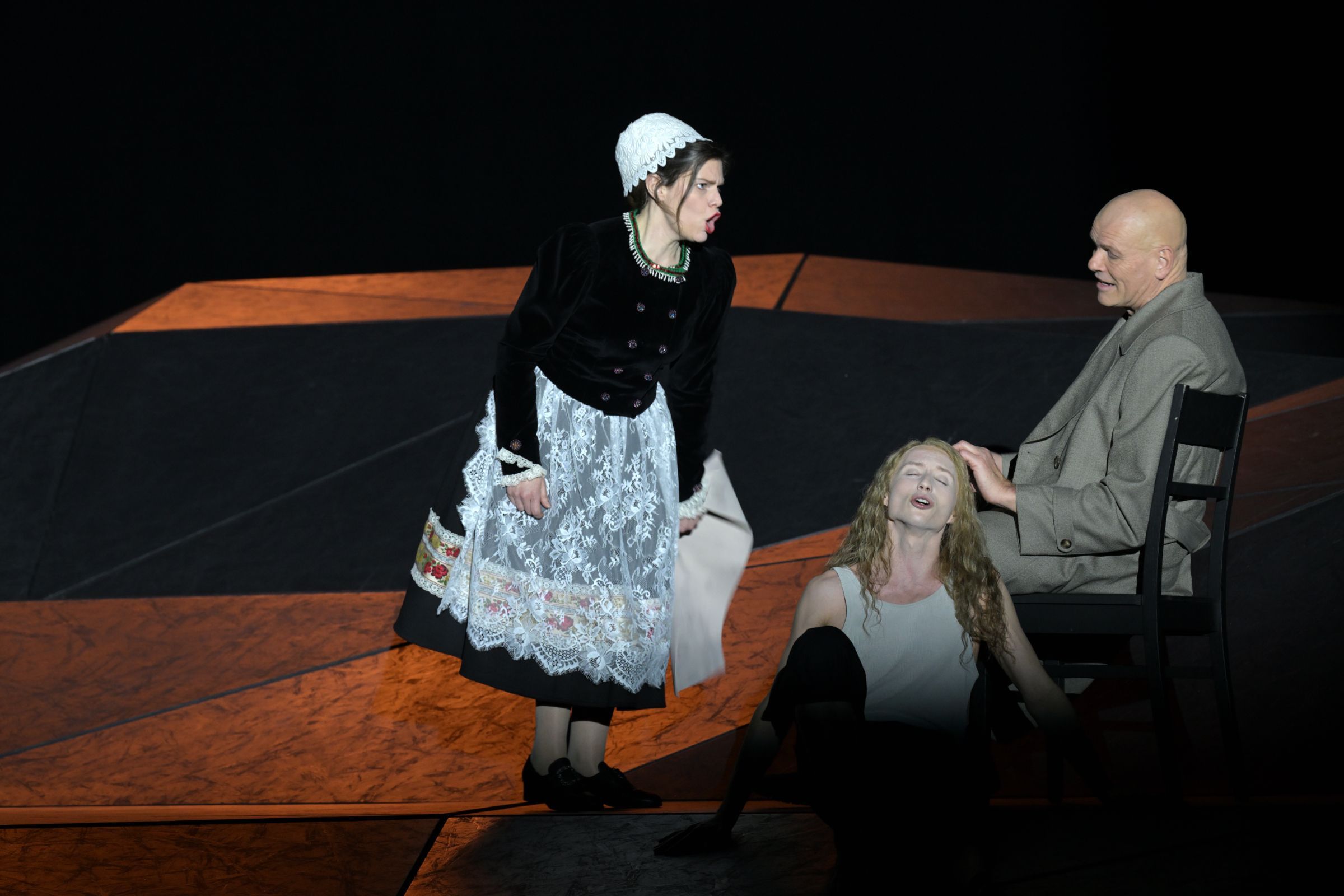 Elizabeth Reiter (Agnès), Iurii Iushkevich (The Boy) und Bo Skovhus (The Protector) © Barbara Aumüller