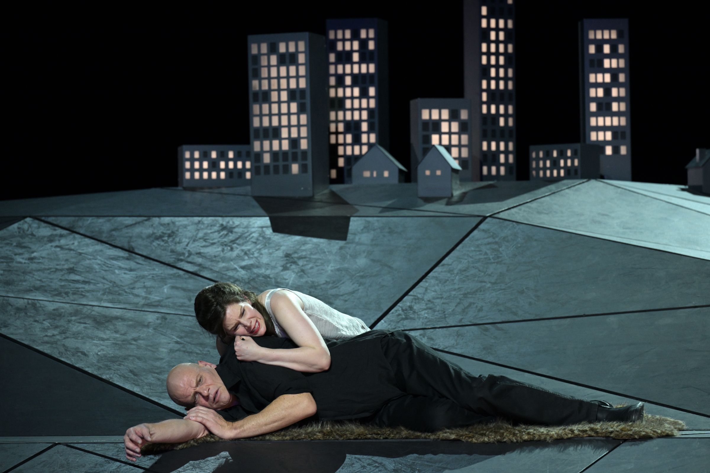 Elizabeth Reiter (Agnès) und Bo Skovhus (Protector) © Barbara Aumüller