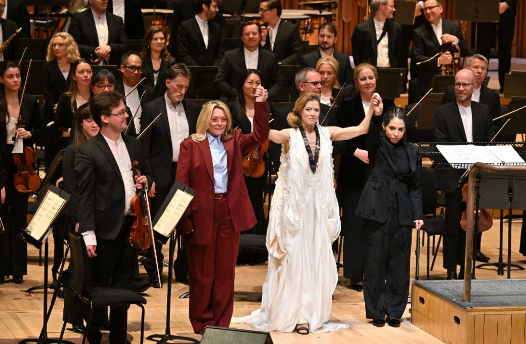 Laura Bowler, Barbara Hannigan, Bar Avni and the London Symphony Orchestra © LSO | Mark Allan