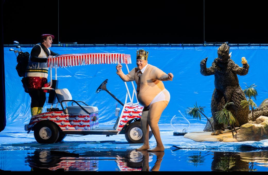 Andrew Watts (Mickey), Georg Nigl (Der K&ouml;nig-Pr&auml;sident) und Anna Clementi (Gorgonzilla) &copy; Monika Rittershaus