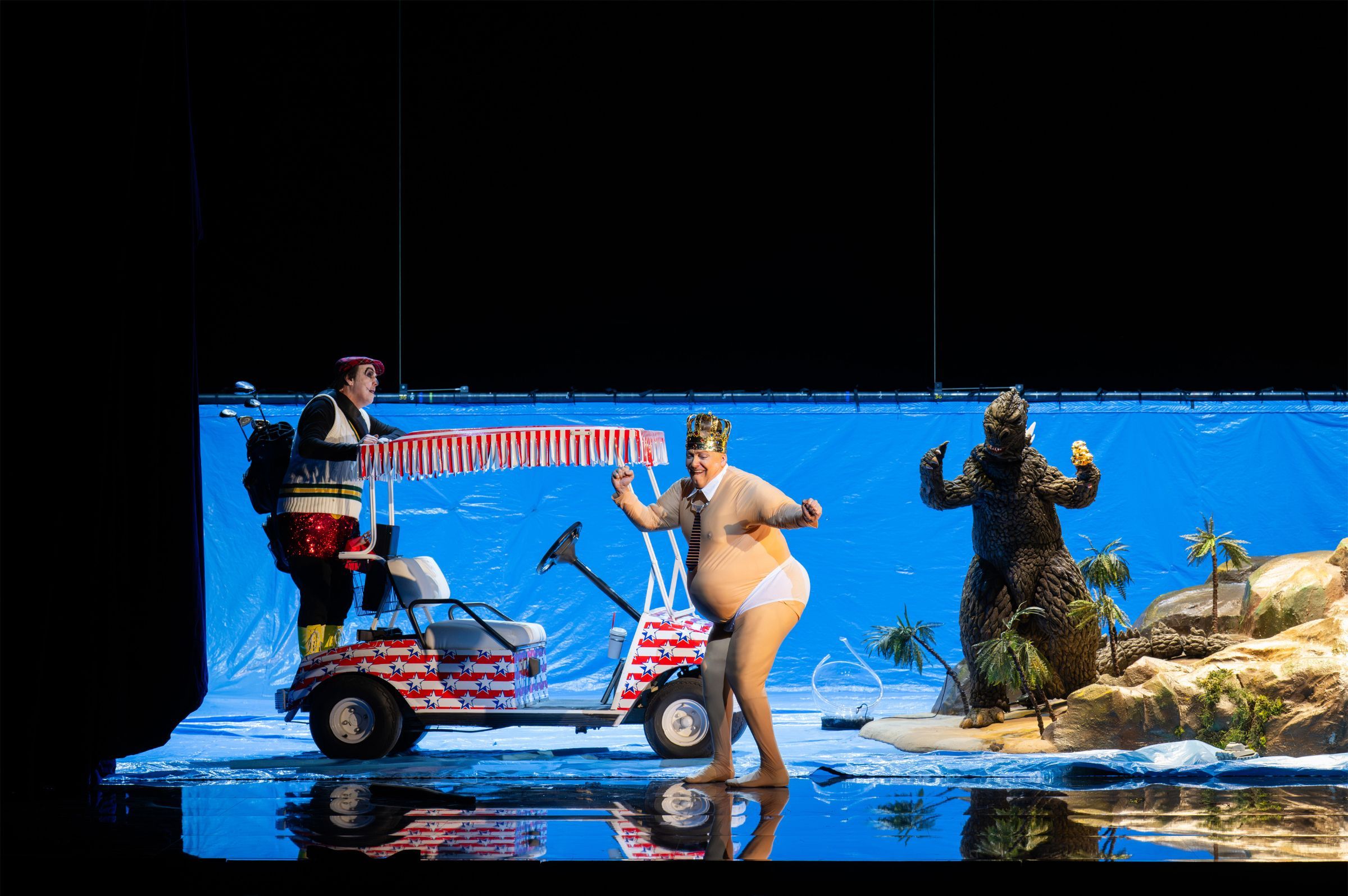Andrew Watts (Mickey), Georg Nigl (Der König-Präsident) und Anna Clementi (Gorgonzilla) &copy; Monika Rittershaus