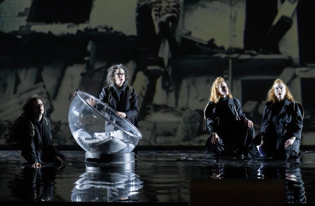 Ruth Rosenfeld, Kristina Stanek (Bampi) und Sara Defrise, Sylvie Rohrer (Vampi) &copy; Monika Rittershaus