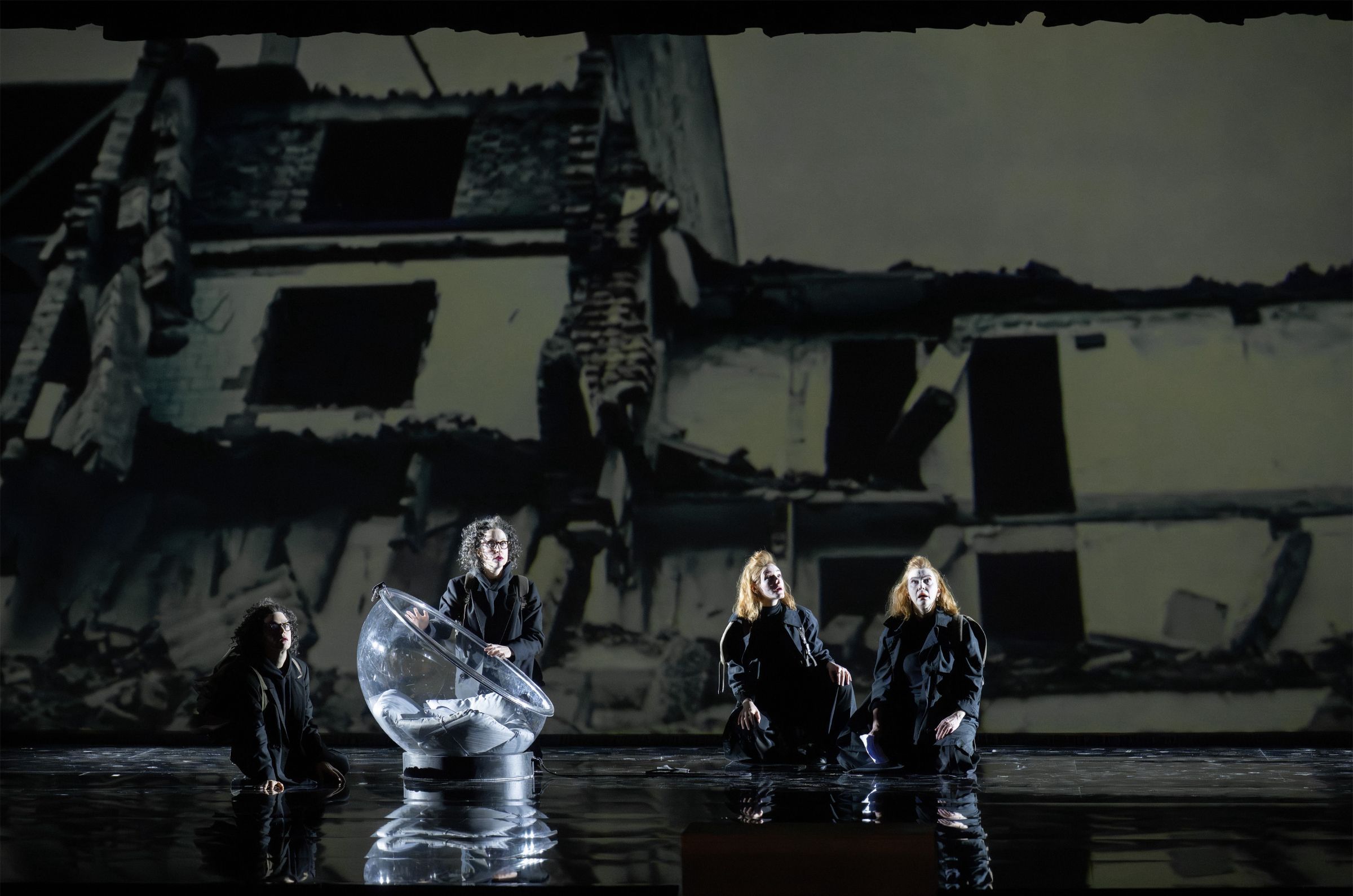 Ruth Rosenfeld, Kristina Stanek (Bampi) und Sara Defrise, Sylvie Rohrer (Vampi) &copy; Monika Rittershaus