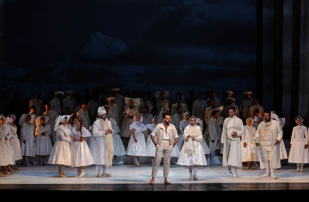 Doubravka Součková (Mařenka 2), Peter Berger (Jeník), Zdeněk Plech (Kecal) and ensemble © Zdeněk Sokol