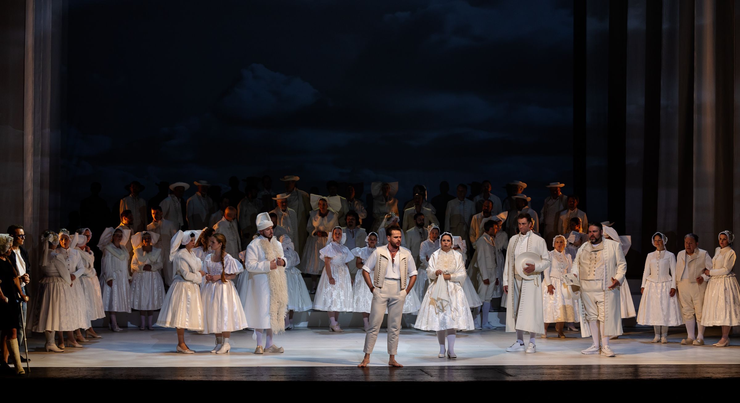 Doubravka Součková (Mařenka 2), Peter Berger (Jeník), Zdeněk Plech (Kecal) and ensemble © Zdeněk Sokol