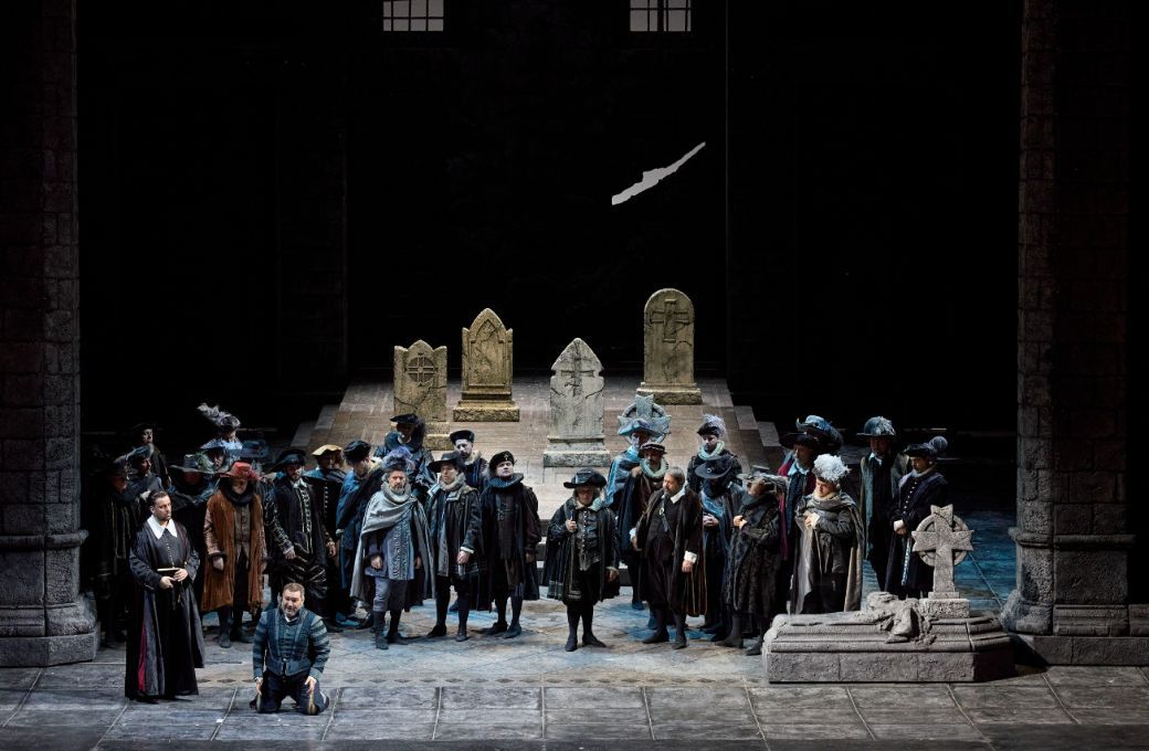 Alexander Köpeczi (Raimondo), René Barbera (Edgardo) and chorus © Luciano Romano