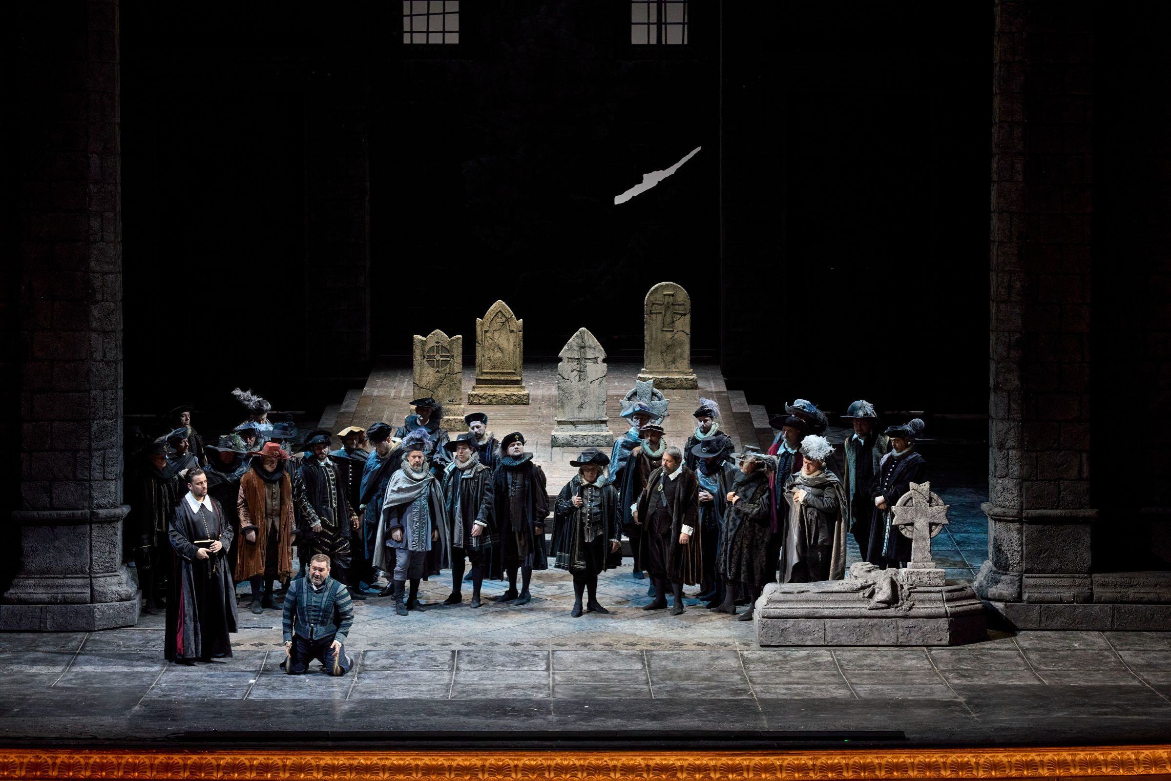 Alexander Köpeczi (Raimondo), René Barbera (Edgardo) and chorus © Luciano Romano