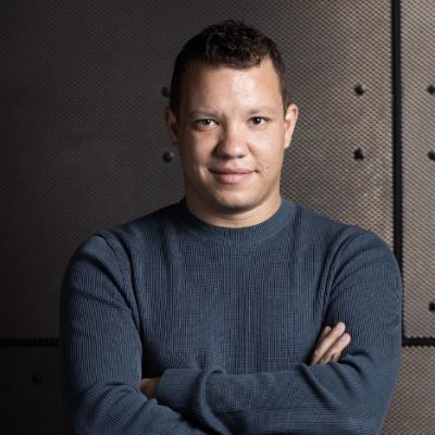 &copy; Benjamin Ealovega