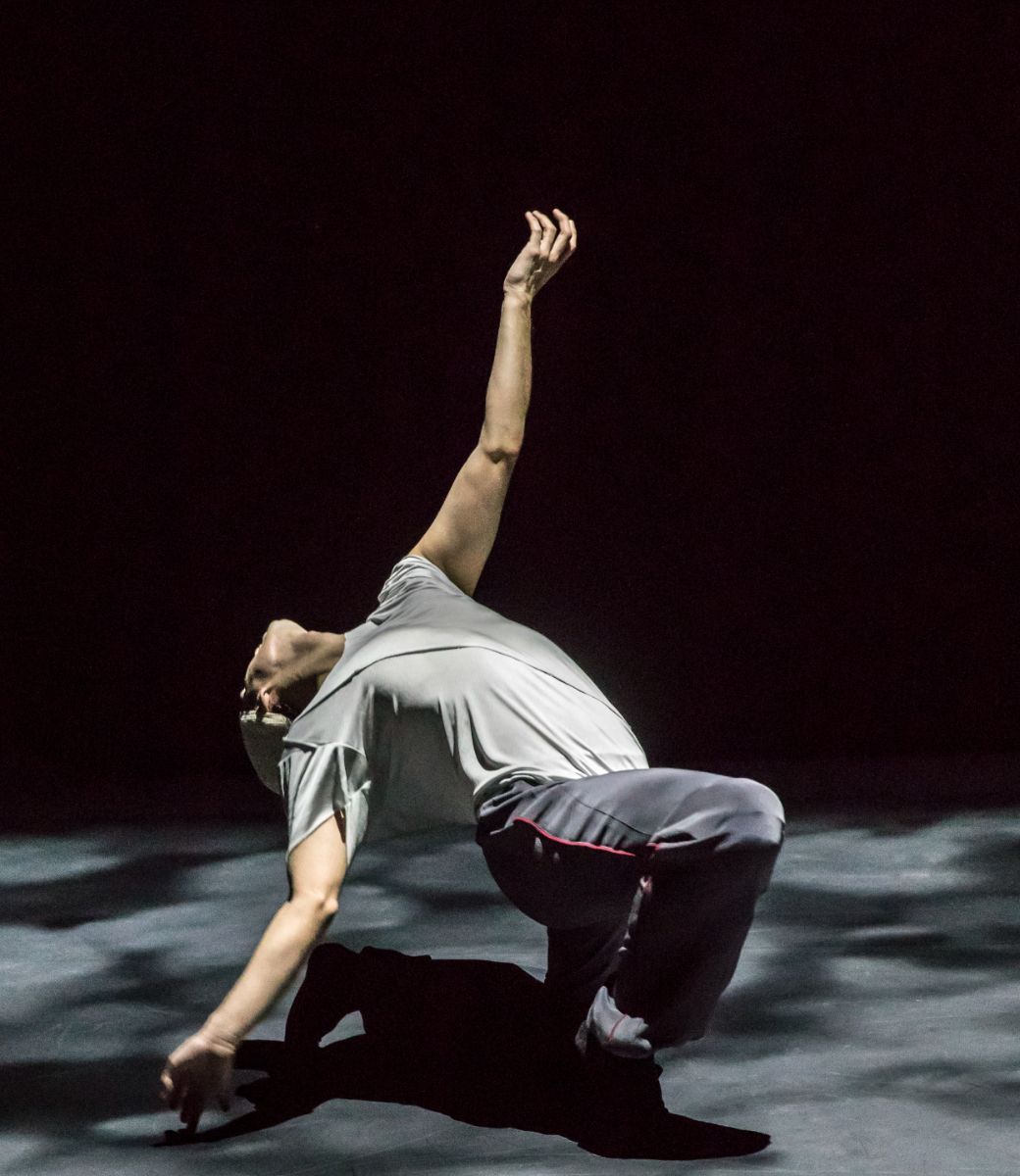Daniel Proietto in Russell Maliphant's <i>Afterlight</i> © Johan Persson