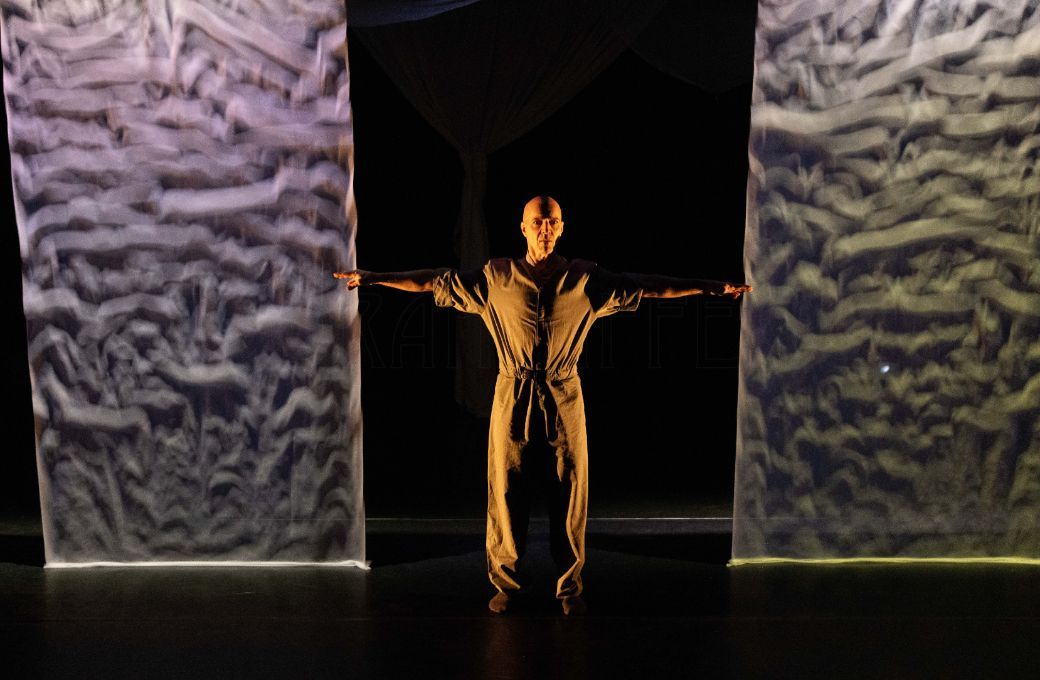 Russell Maliphant in his own <i>In A Landscape</i> © Deborah Jaffe