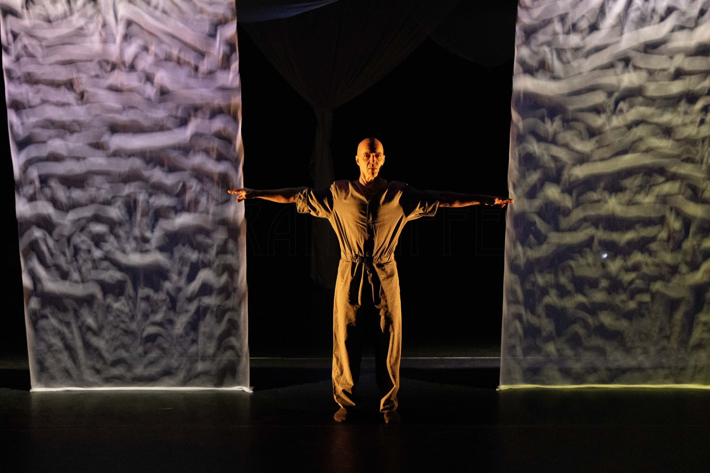Russell Maliphant in his own <i>In A Landscape</i> © Deborah Jaffe