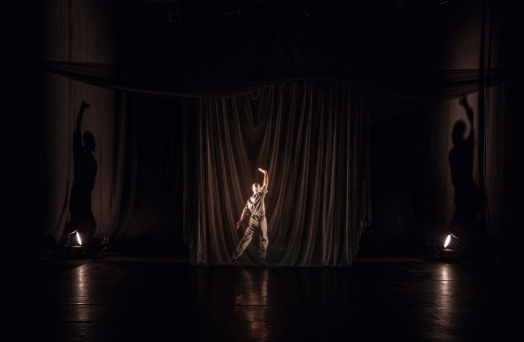 Russell Maliphant in his own <i>In A Landscape</i> © Deborah Jaffe