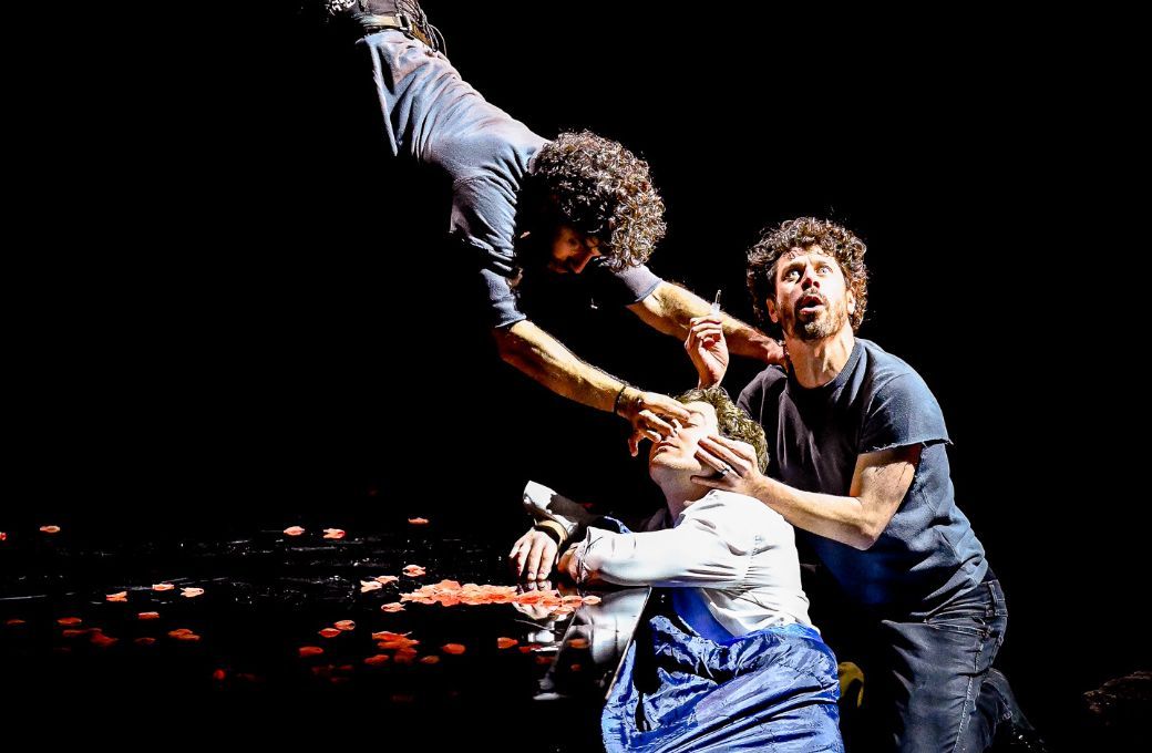 Sam Furness (Lysander), actor Daniel Abelson (Puck), bailar&iacute;n a&eacute;reo Juan Leiba (Puck) &copy; Claire Egan