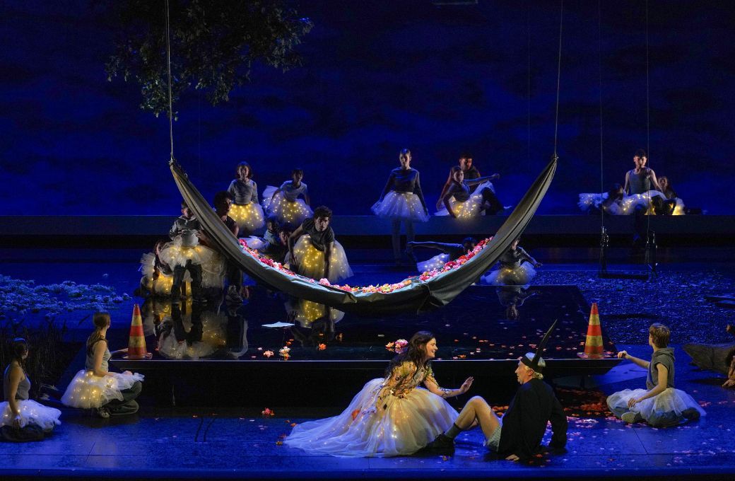Liv Redpath (Tytania), Clive Bayley (Botton), Peque&ntilde;os Cantores de la ORCAM y bailarines &copy; Javier del Real | Teatro Real