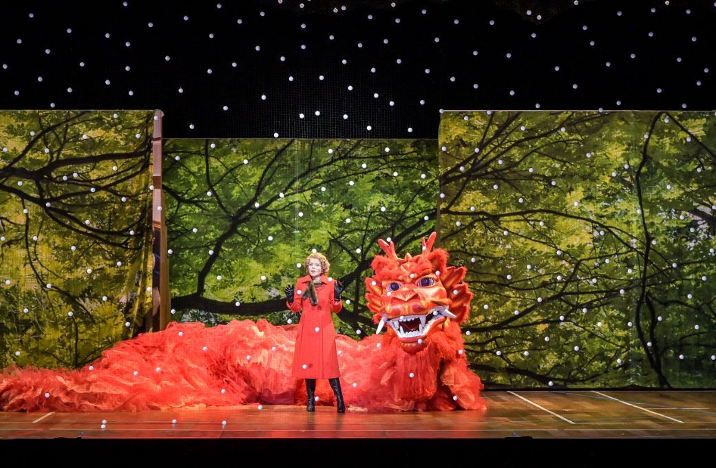 Ren&eacute;e Fleming (Pat Nixon) and dragon dancers &copy; Vincent Pontet | Op&eacute;ra national de Paris