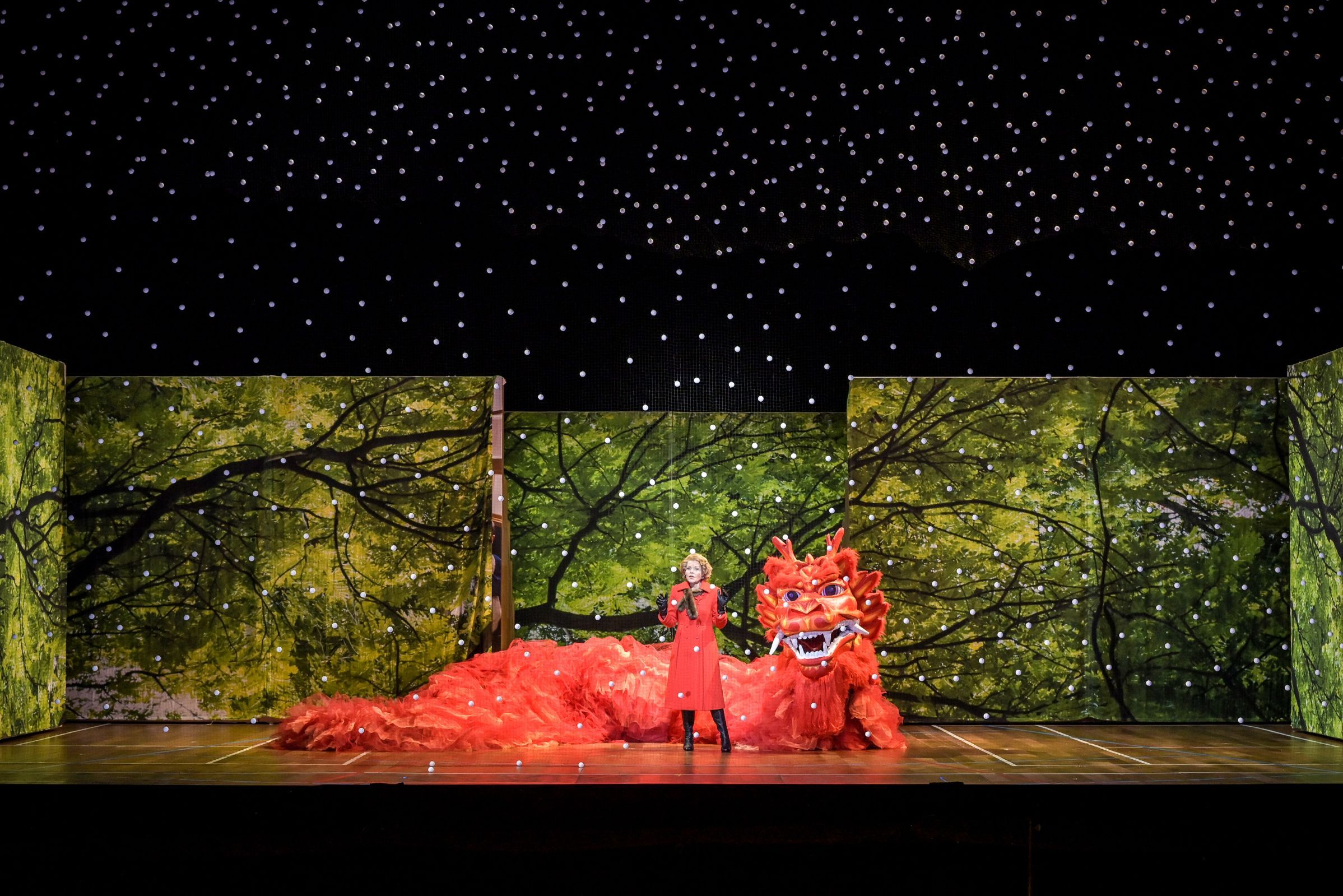 Renée Fleming (Pat Nixon) and dragon dancers &copy; Vincent Pontet | Opéra national de Paris
