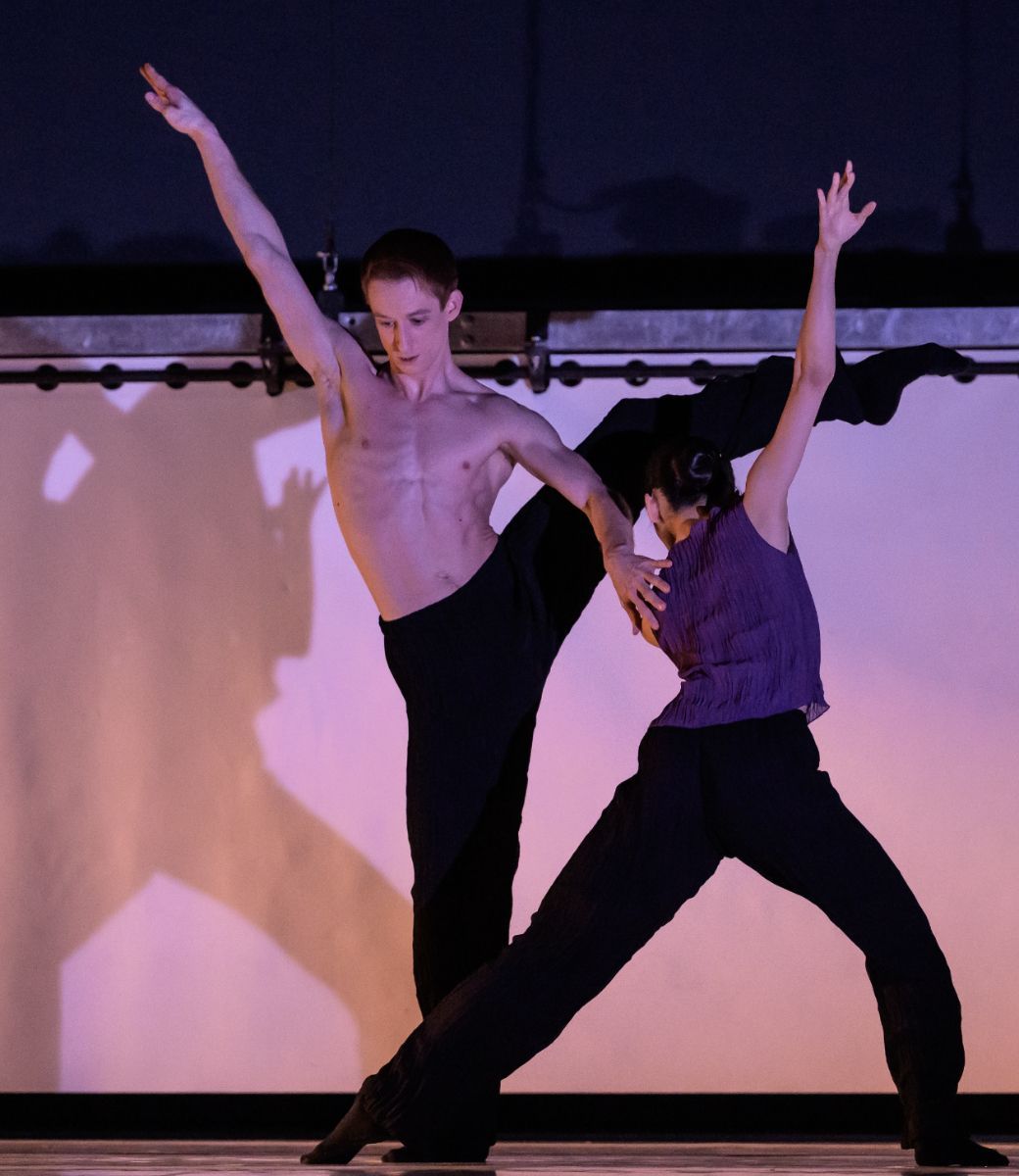 Matěj &Scaron;ust and Kazane Takaki in Jiř&iacute; Kyli&aacute;n&rsquo;s <i>27&rsquo;52&rdquo;</i> &copy; Serghei Gherciu